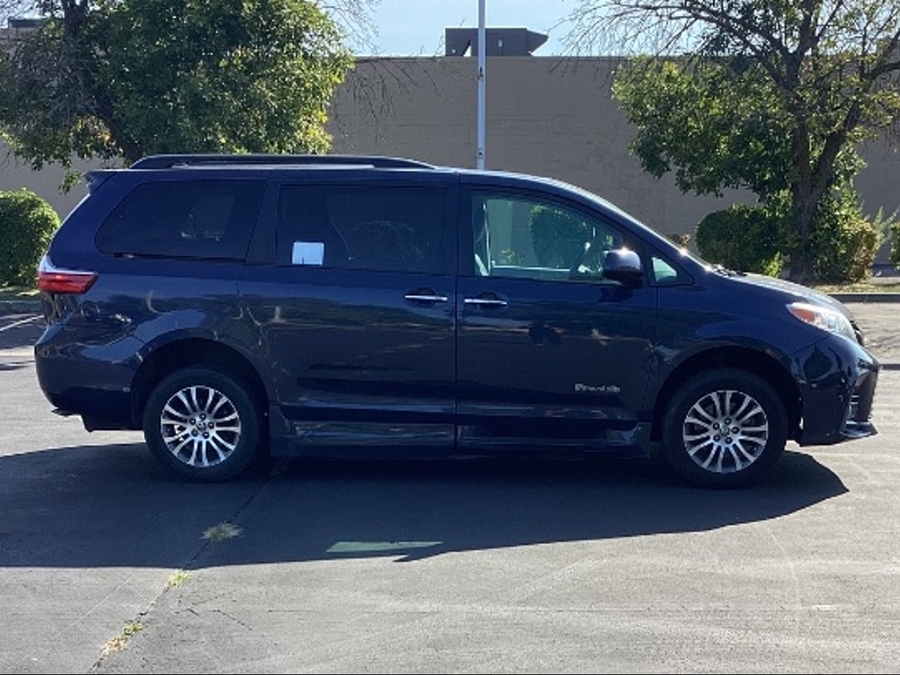 2020 Toyota Sienna XLE - Photo 14