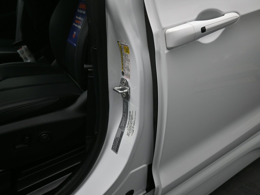 White Chrysler Pacifica image number 16