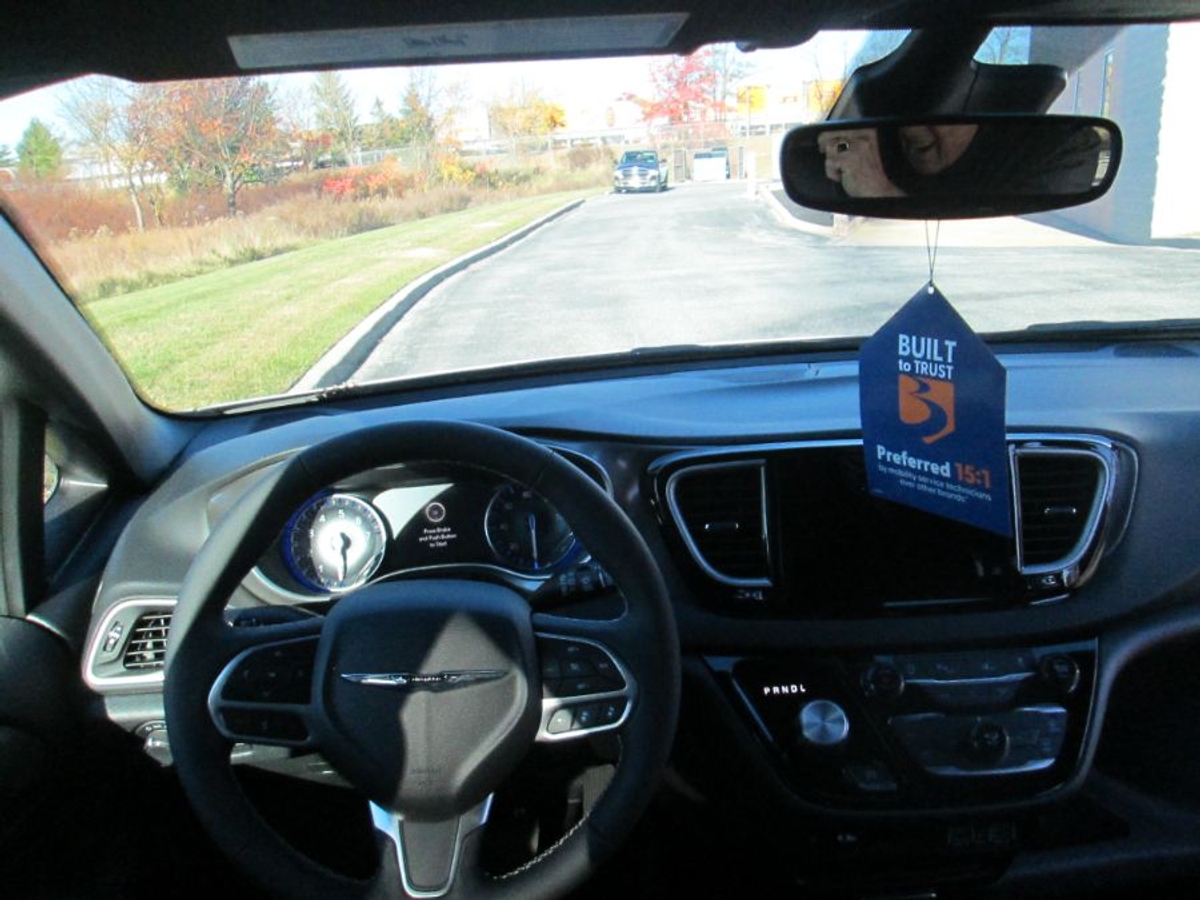 White Chrysler Voyager image number 8