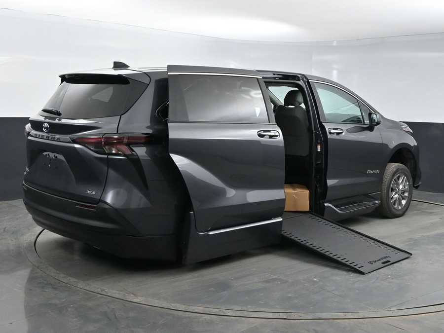 New 2025 Toyota Sienna Hybrid XLE Base - BraunAbility Side Entry Entry In Floor Automatic Ramp