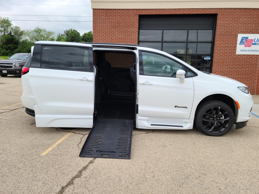 Used 2021 Chrysler Pacifica Touring L - BraunAbility Side Entry Entry Fold Out Automatic Ramp