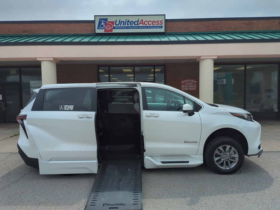 Used 2025 Toyota Sienna Hybrid XLE - BraunAbility Side Entry In Floor Automatic Ramp