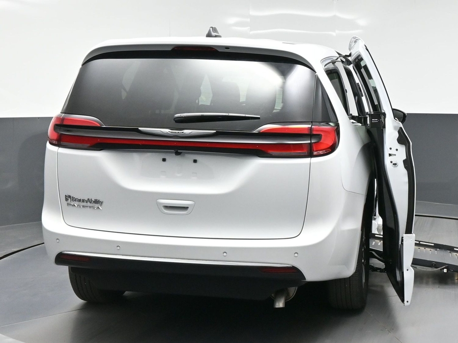 White Chrysler Pacifica image number 5