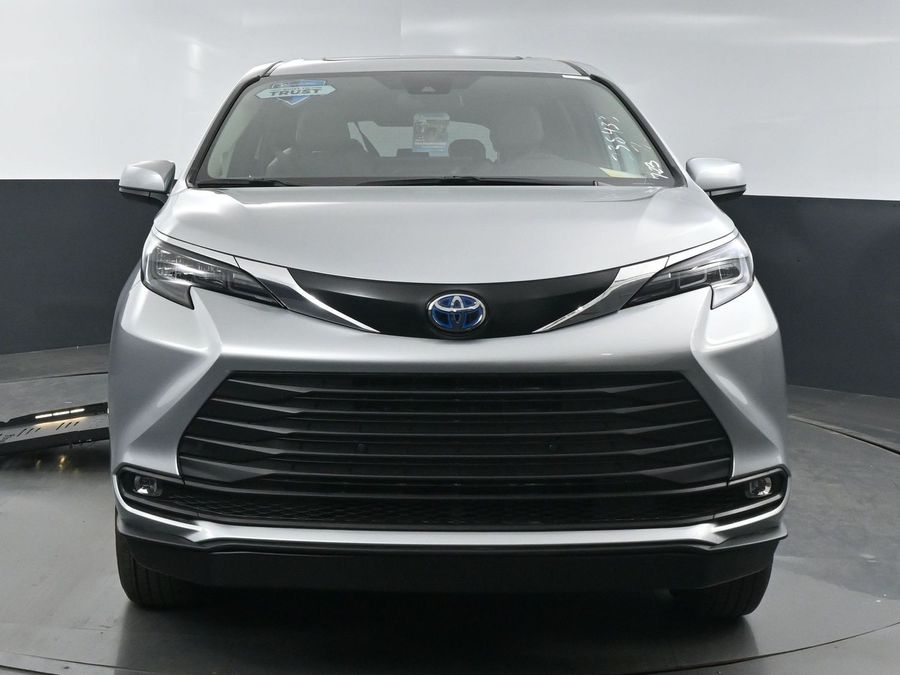 New 2025 Toyota Sienna Hybrid XLE Plus - BraunAbility Side Entry Entry Fold Out Automatic Ramp