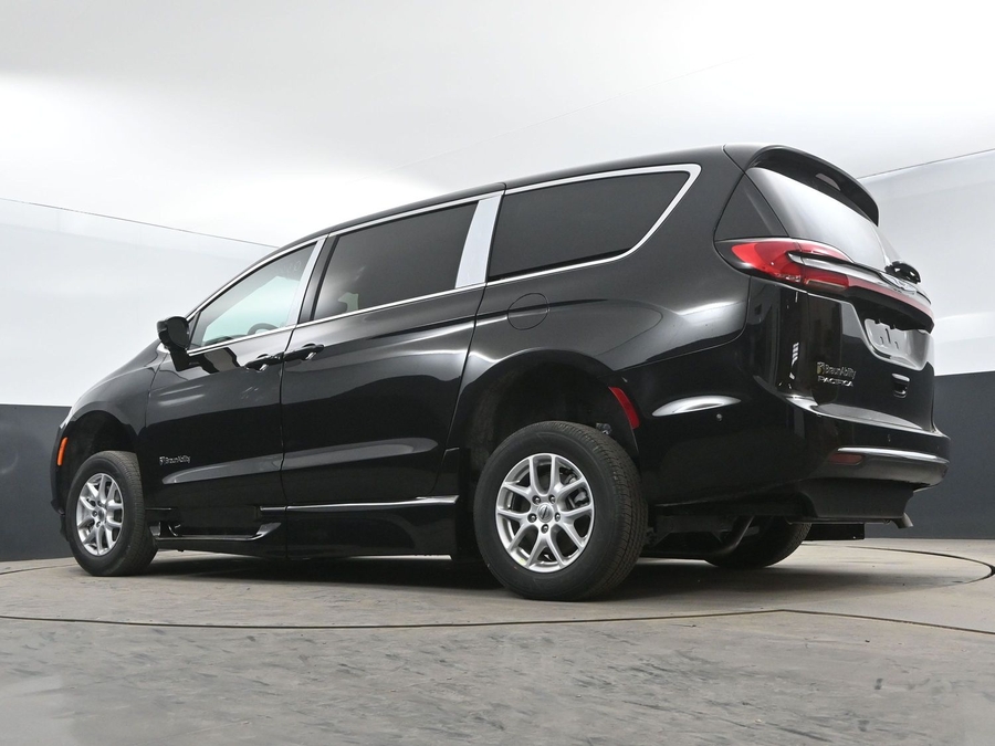 New 2026 Chrysler Pacifica Select Plus - BraunAbility Side Entry Entry Fold Out Automatic Ramp