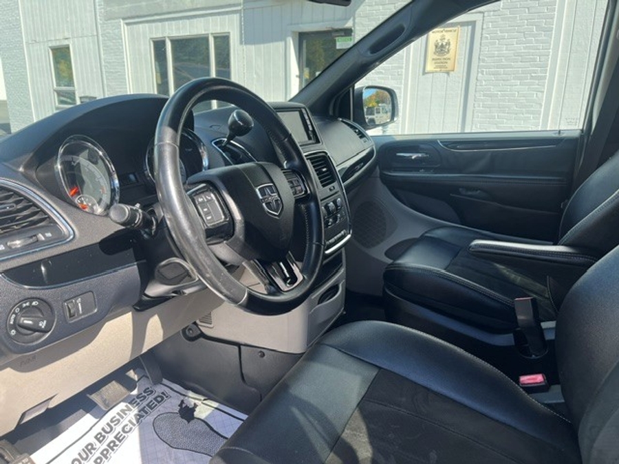 White Dodge Grand Caravan image number 12
