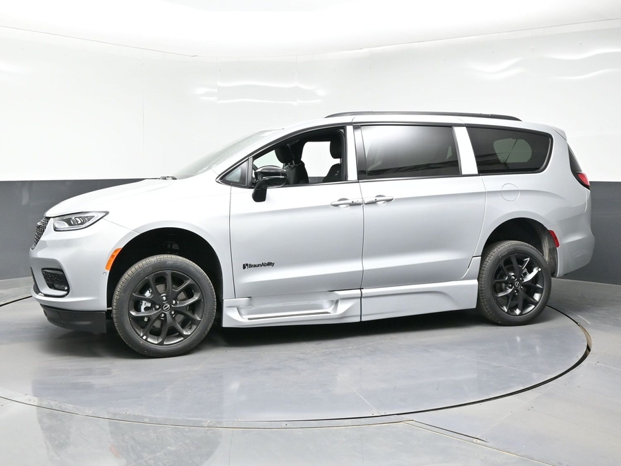 New 2026 Chrysler Pacifica Select Sport - BraunAbility Side Entry Entry Fold Out Automatic Ramp