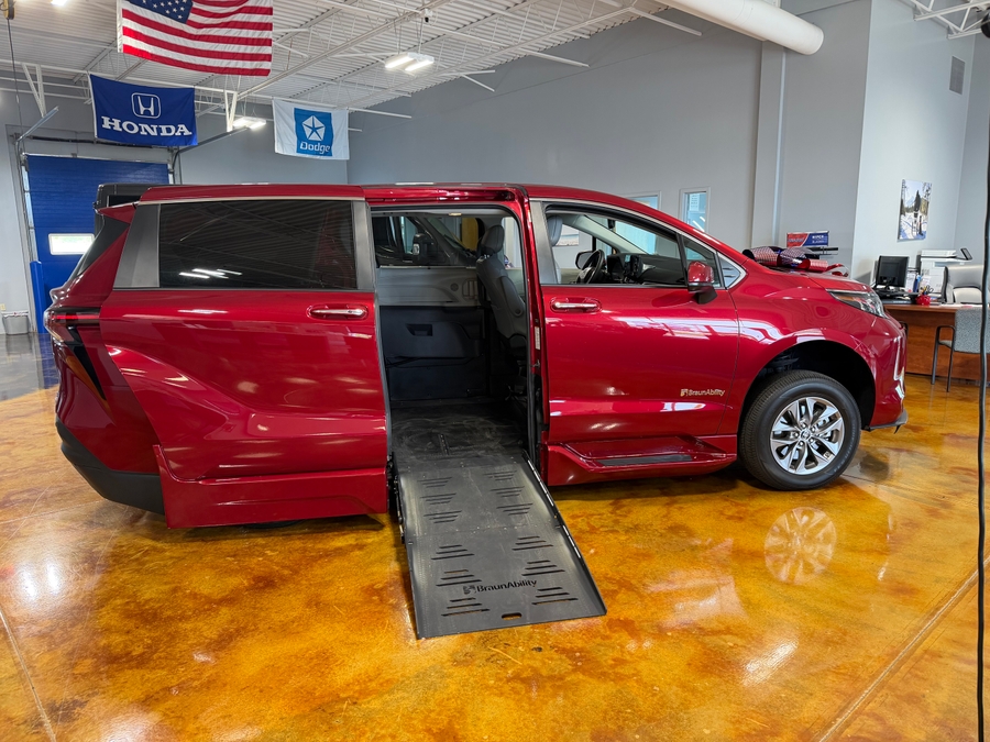 Used 2024 Toyota Sienna Hybrid XLE - BraunAbility Side Entry Entry Fold Out Automatic Ramp