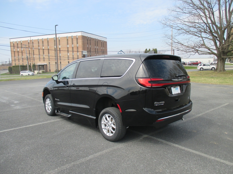 Black Chrysler Pacifica image number 3