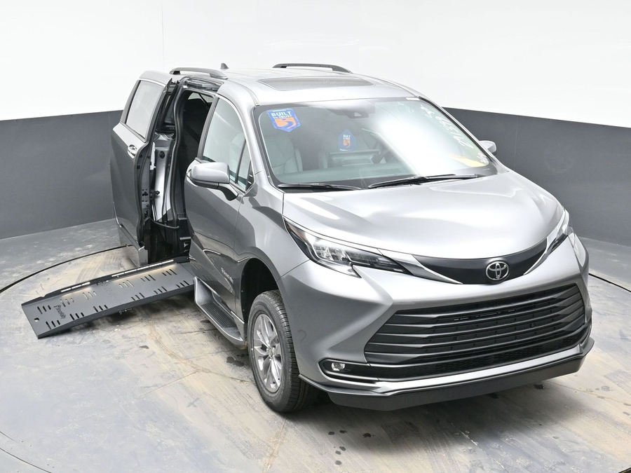 New 2026 Toyota Sienna Hybrid XLE Base - BraunAbility Side Entry Fold Out Automatic Ramp
