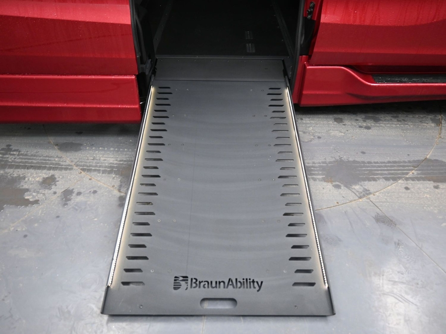 Red Honda Odyssey image number 9