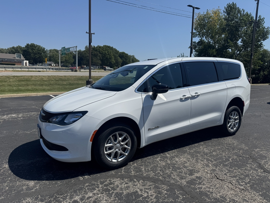 White Chrysler Voyager image number 10