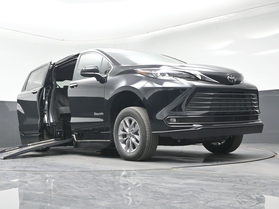 Black Toyota Sienna image number 15