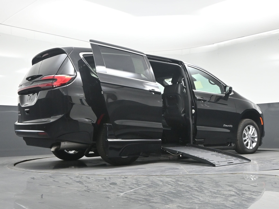 New 2027 Chrysler Pacifica Select Plus - BraunAbility Side Entry Fold Out Automatic Ramp