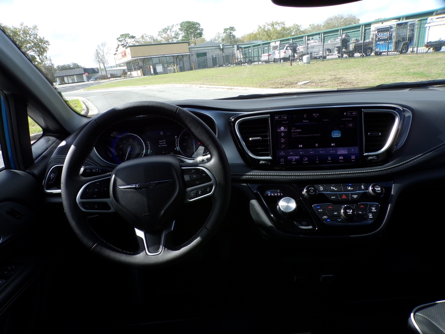 Blue Chrysler Pacifica image number 18