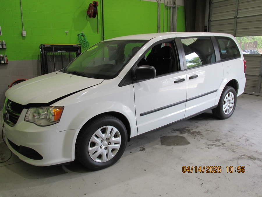 Dodge Grand Caravan blanco con rampa plegable manual de entrada trasera