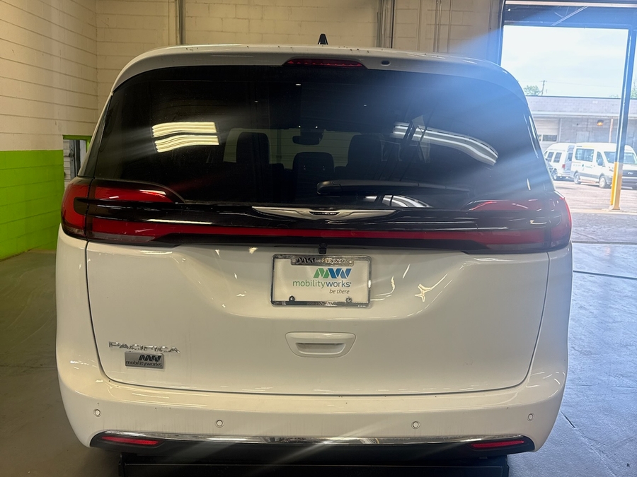 White Chrysler Pacifica image number 10