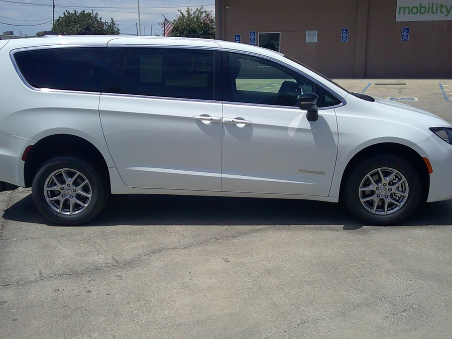 White Chrysler Voyager image number 5