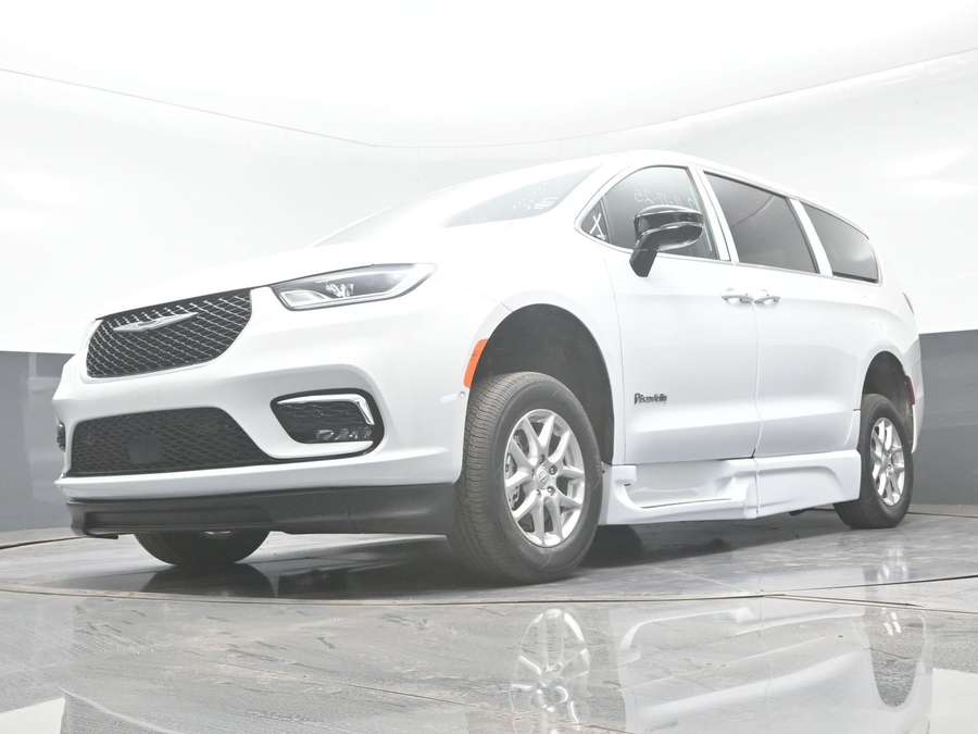 New 2025 Chrysler Pacifica Select Safety - BraunAbility Side Entry Entry In Floor Automatic Ramp