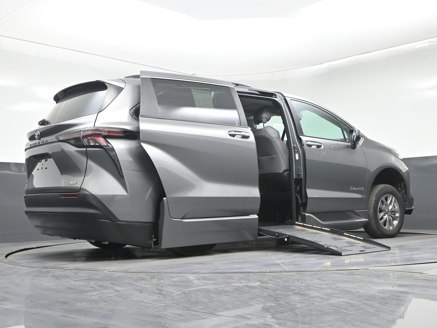 New 2026 Toyota Sienna Hybrid XLE Add - BraunAbility Side Entry Fold Out Automatic Ramp