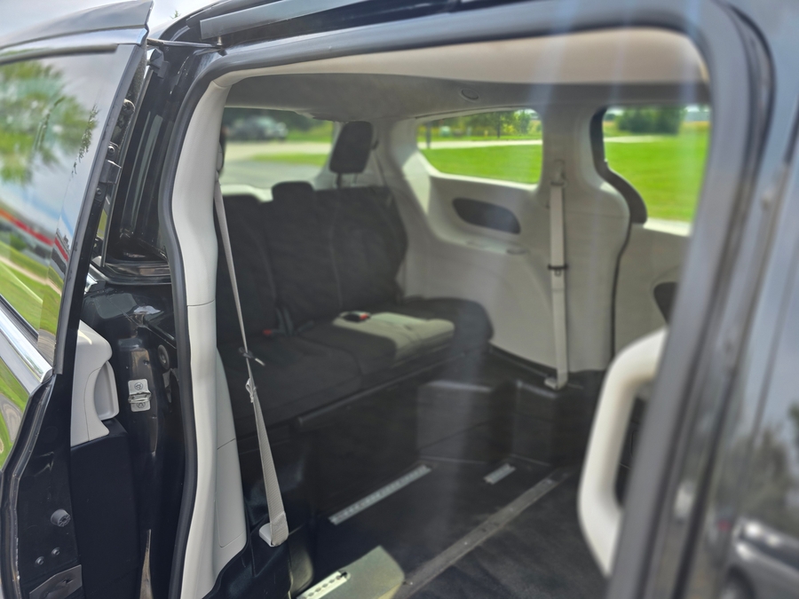 Black Chrysler Voyager image number 16