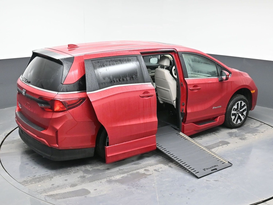 Red Honda Odyssey image number 22