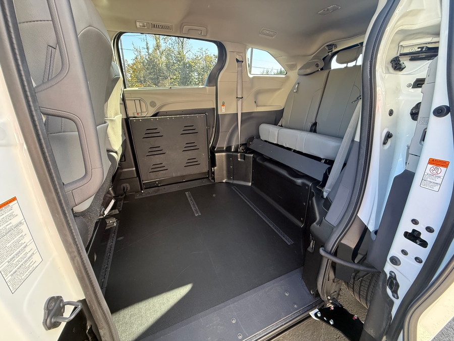 Used 2022 Toyota Sienna Hybrid XLE Base - BraunAbility Side Entry Entry Fold Out Automatic Ramp