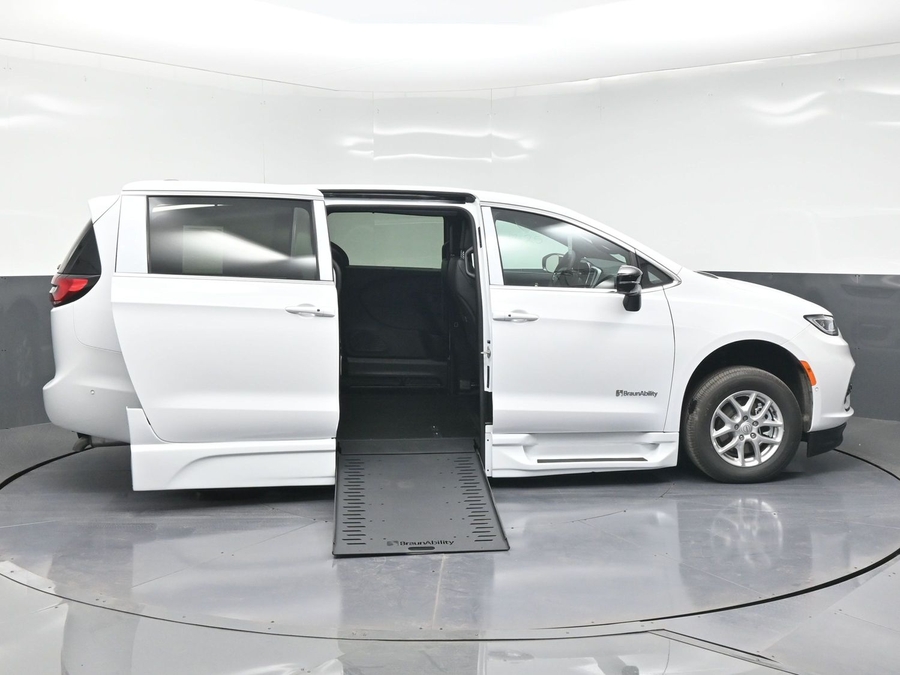 New 2025 Chrysler Pacifica Select Safety - BraunAbility Side Entry Entry In Floor Automatic Ramp