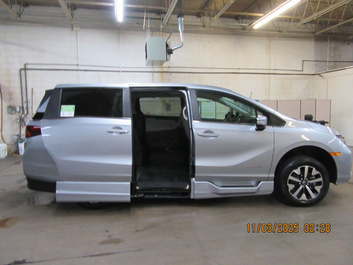 Silver Honda Odyssey image number 19
