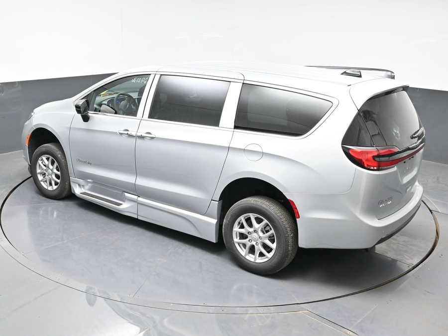 New 2026 Chrysler Pacifica Select Safety - BraunAbility Side Entry Entry Fold Out Automatic Ramp