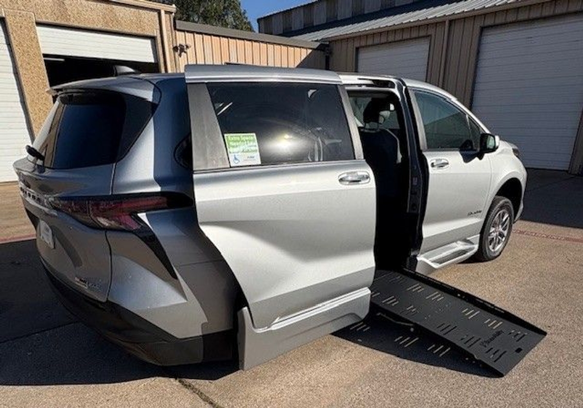 2025 TOYOTA SIENNA - Image 5