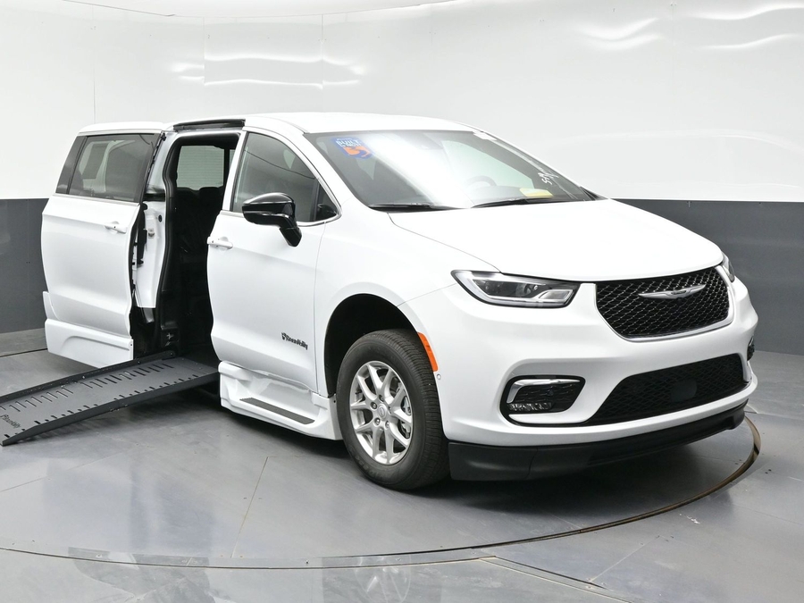 New 2026 Chrysler Pacifica Select Safety - BraunAbility Side Entry Entry Fold Out Automatic Ramp