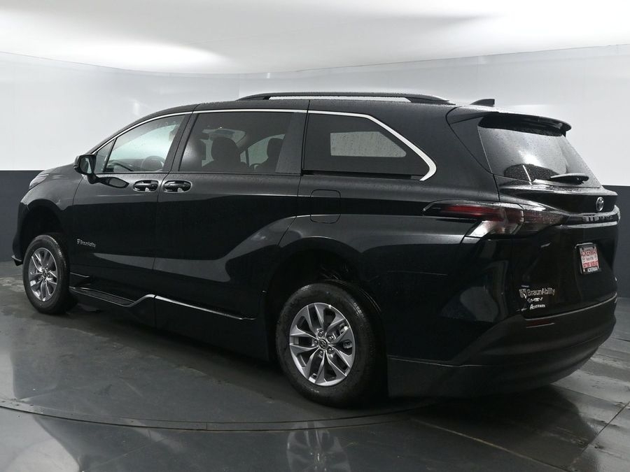 2025 Toyota Sienna LE's photo