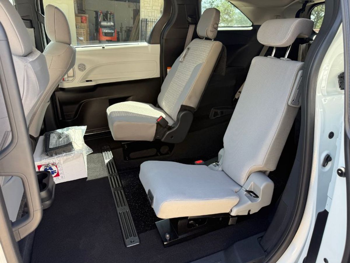 White Toyota Sienna image number 11