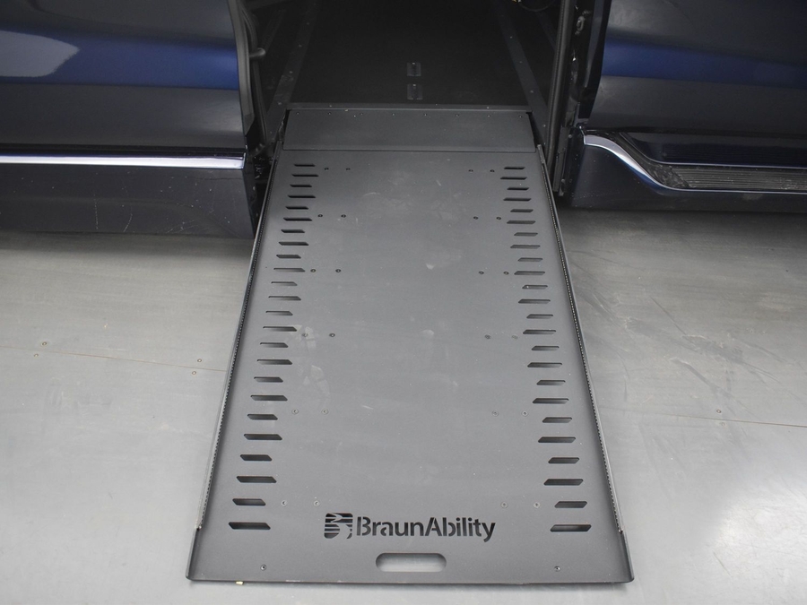 New 2025 Toyota Sienna Hybrid XLE Plus - BraunAbility Side Entry Entry In Floor Automatic Ramp