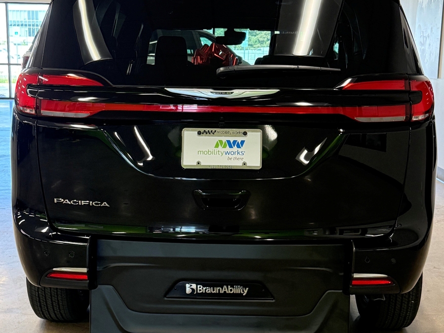 Número de imagen Chrysler Pacifica negro 6