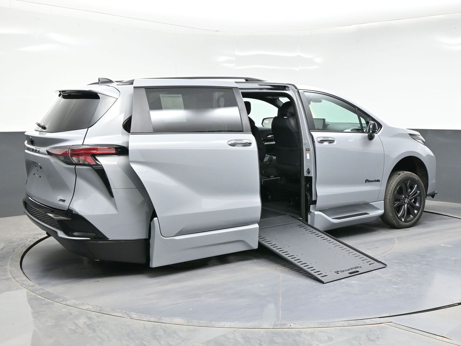 New 2026 Toyota Sienna Hybrid XSE Sport - BraunAbility Side Entry Entry In Floor Automatic Ramp