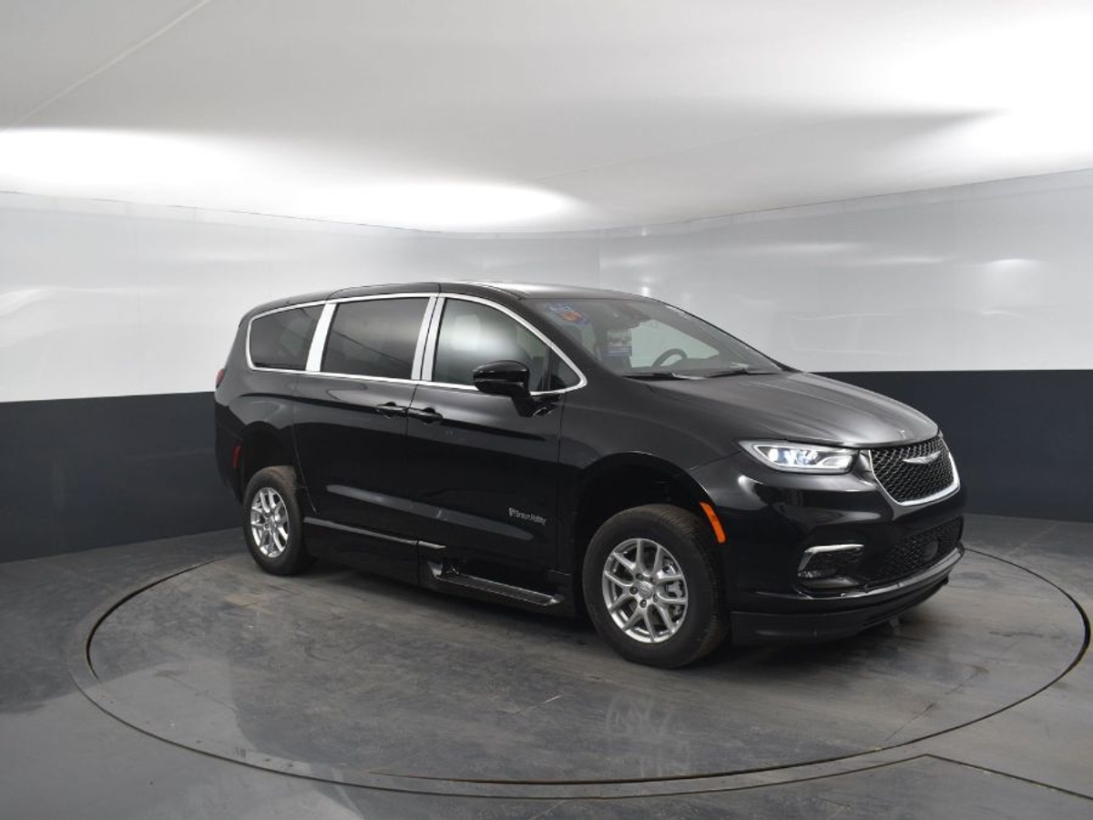 Black Chrysler Pacifica image number 17