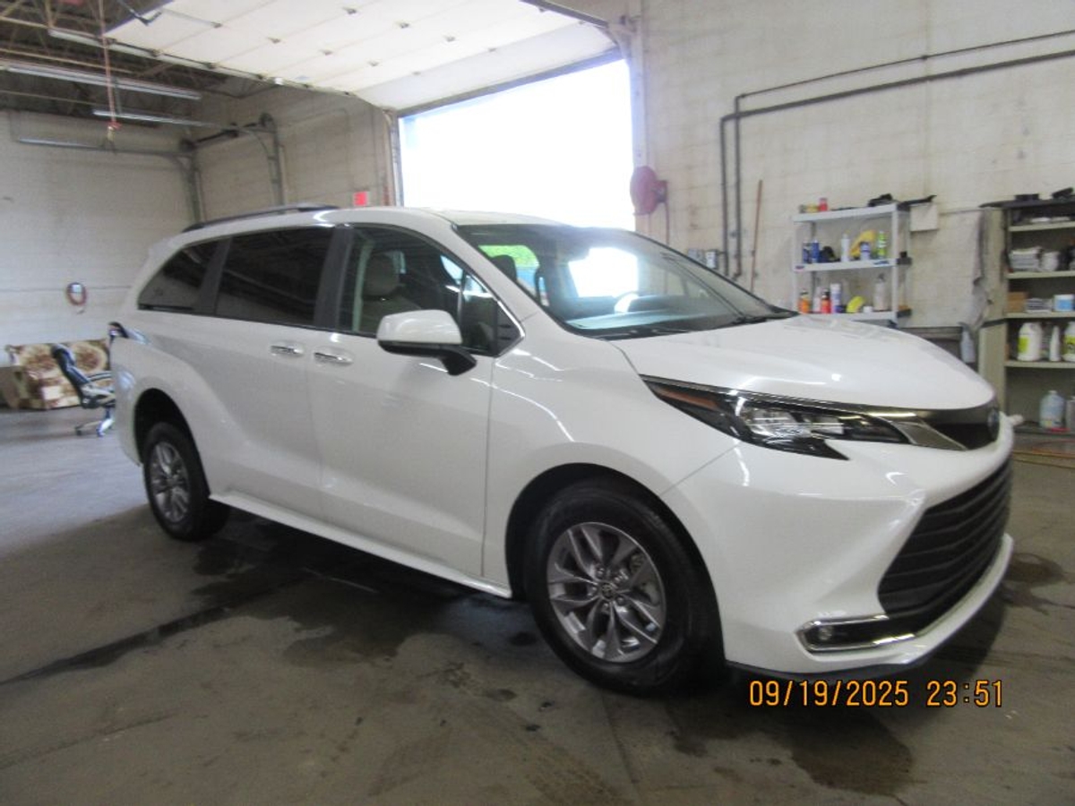 2024 TOYOTA SIENNA - Image 2