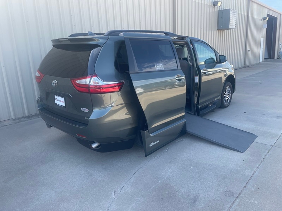 Used 2018 Toyota Sienna XLE - VMI Side Entry In Floor Automatic Ramp