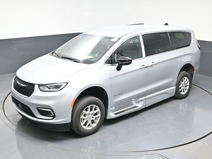 Silver Chrysler Pacifica image number 9