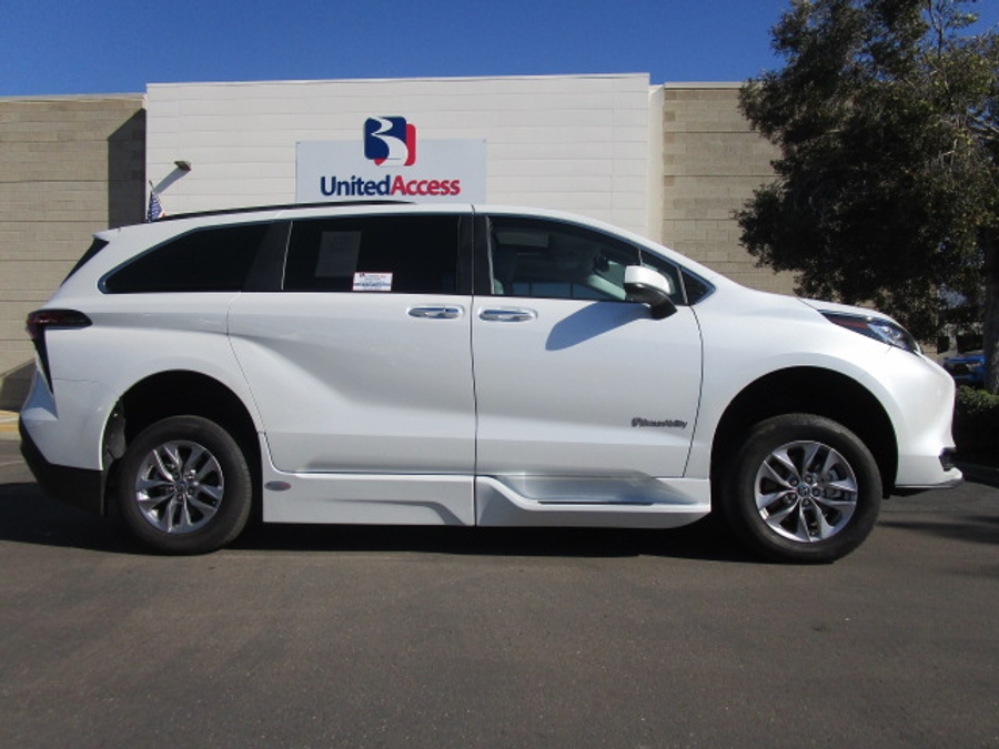 Used 2022 Toyota Sienna Hybrid XLE Base - BraunAbility Side Entry Entry Fold Out Automatic Ramp