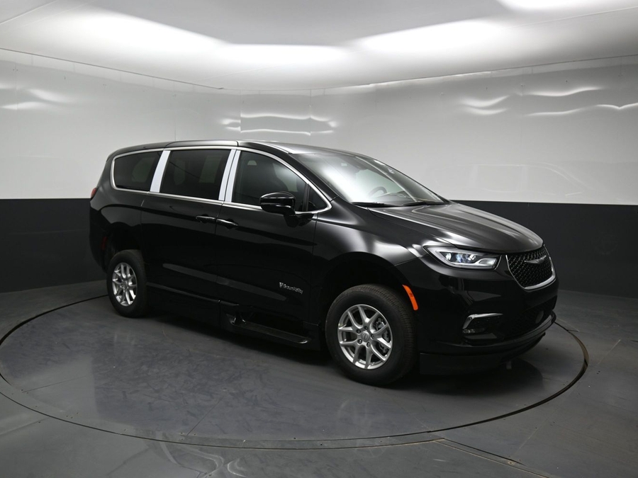 Black Chrysler Pacifica image number 14