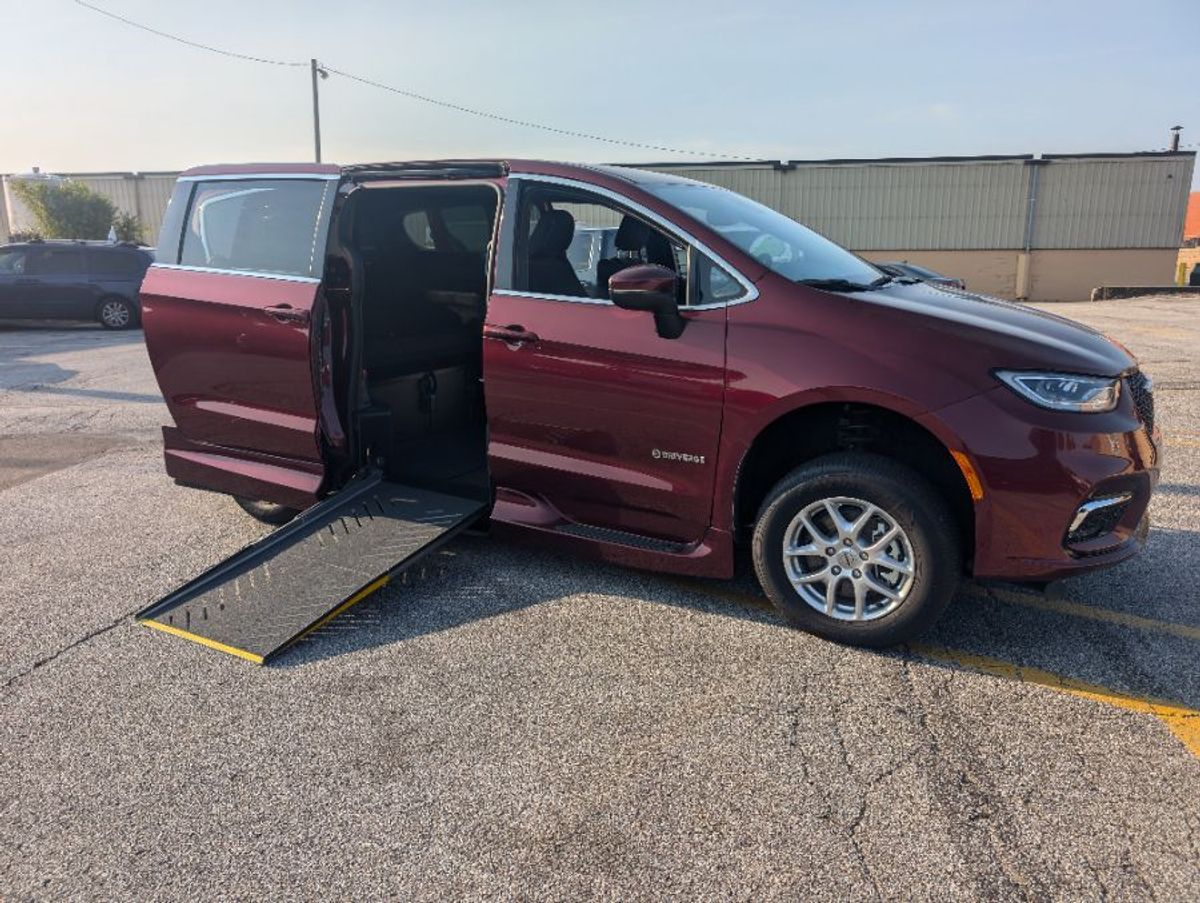 2023 CHRYSLER PACIFICA - Image 1