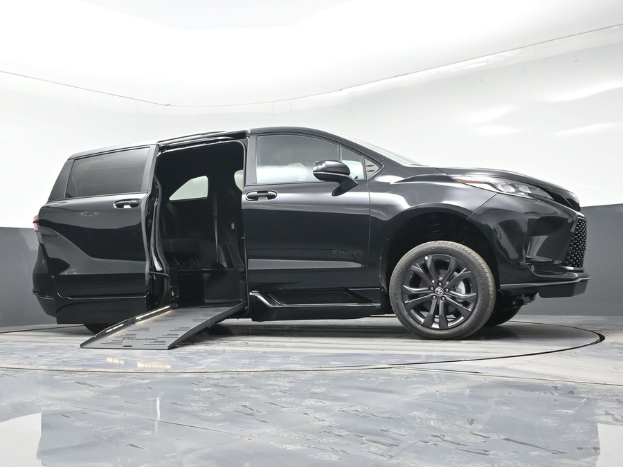 New 2025 Toyota Sienna Hybrid XSE Sport - BraunAbility Side Entry Entry Fold Out Automatic Ramp