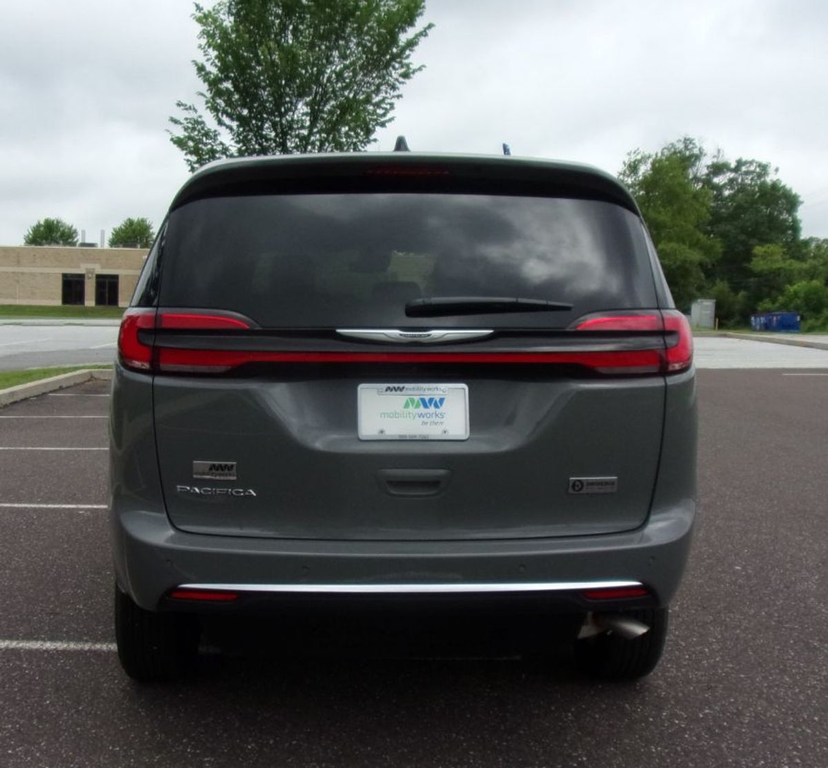 Grey Chrysler Pacifica image number 6