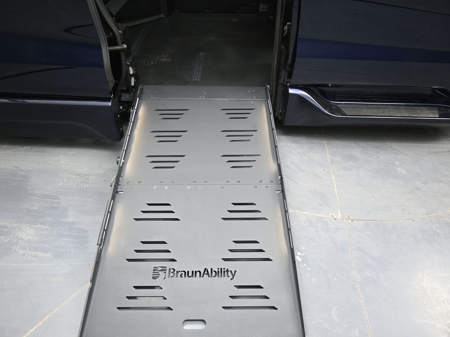 New 2026 Toyota Sienna Hybrid XLE Base - BraunAbility Side Entry Entry Fold Out Automatic Ramp