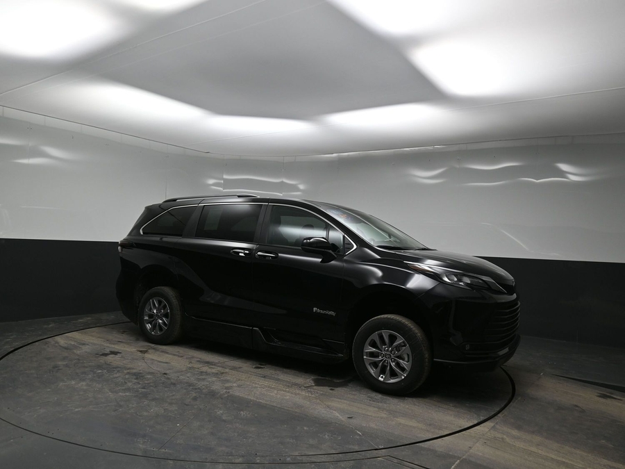 Black Toyota Sienna image number 17