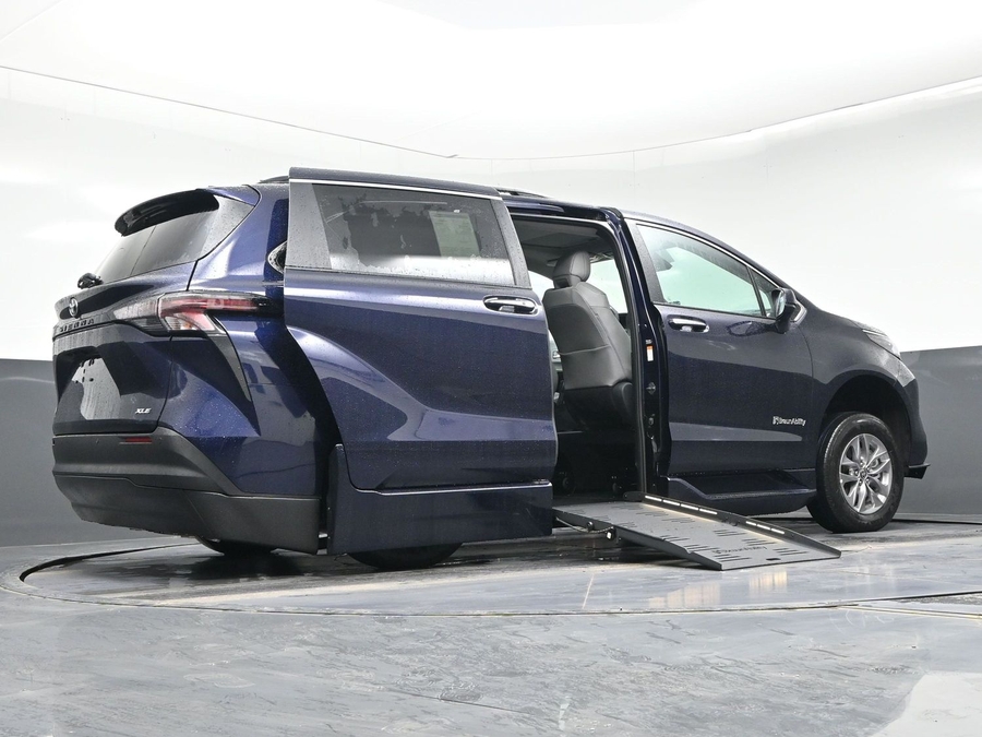 Blue Toyota Sienna image number 21