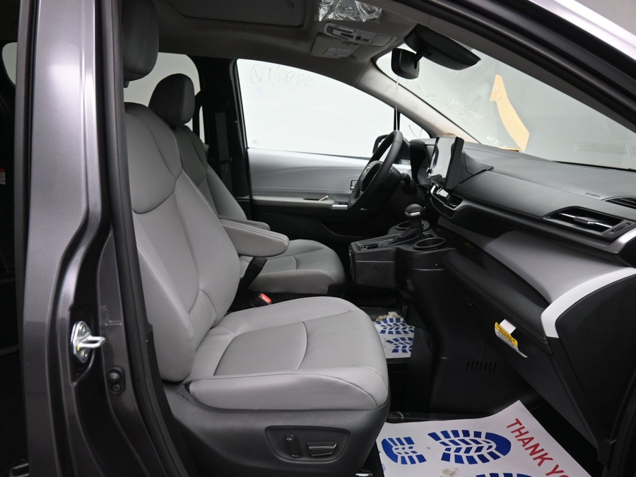 Grey Toyota Sienna image number 8
